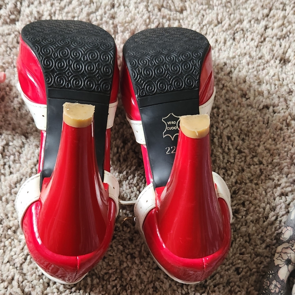 Shoe's - Picture 3 of 3